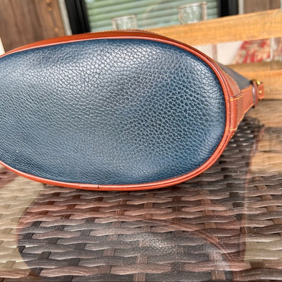 Vintage Coach #4232 Sheffield Bucket Navy with Tan Trim Sheridan Bag - Picture 6 of 10